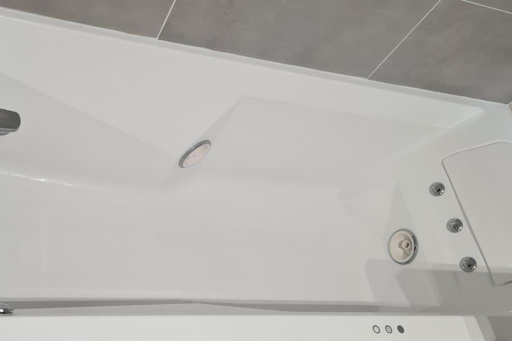 מונט-לה-ג'ולי Charmant Logement Avec Jacuzzi מראה חיצוני תמונה